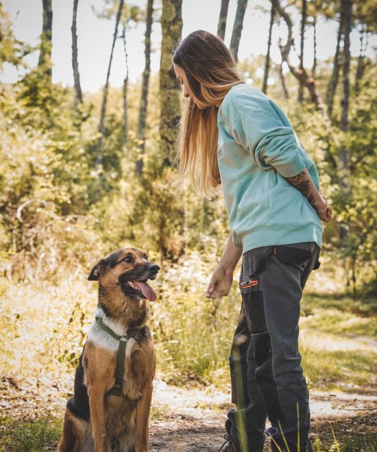 Moment de complicité entre Sarah, éducatrice canine et son chien, Jamy