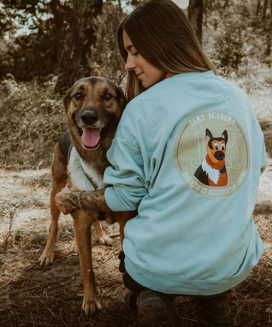 Photo d'une éducatrice canine et de son chien