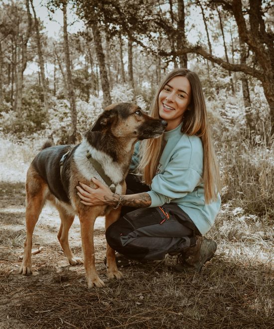 Photo de Sarah, l'éducatrice canine de la Jamy Academy et de son chien Jamy